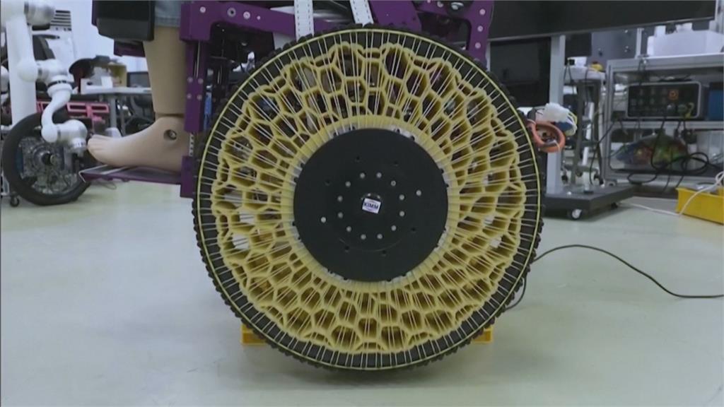 南韓研發「變形輪胎」 爬樓梯、越障礙難不倒