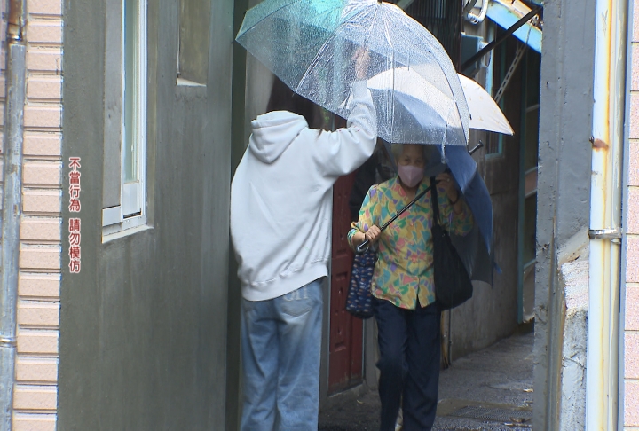 台北街頭鬥毆！　「窄巷內手臂碰撞」　男毆打路人、持刀恐嚇