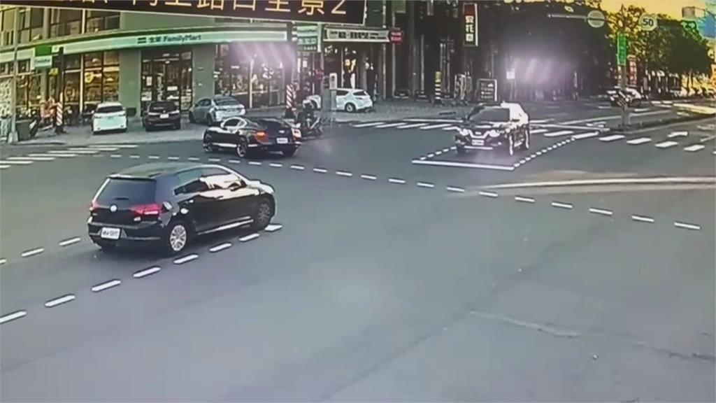 「1400萬」超跑違規左轉遭機車撞 毀損維修費恐「破百萬」