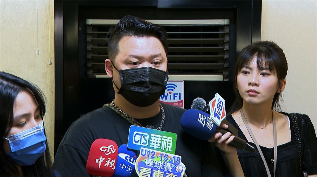 噁!豆腐板放水溝蓋「蟑螂狂爬」 老字號餐廳「四海一家」致歉 衛生局要查