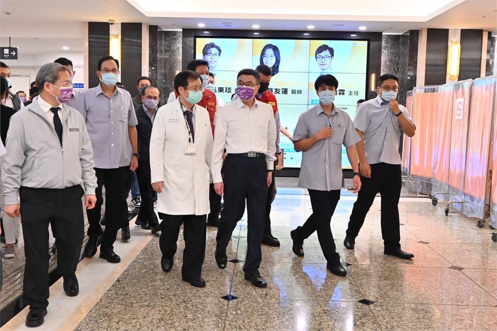 快新聞/三峽車禍3死12傷「同學到場獻花哀悼」 卓榮泰:將檢討安全體系