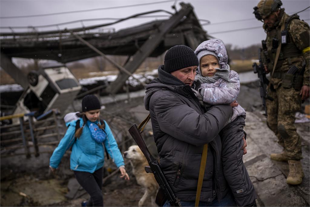 烏克蘭平民區遭轟炸「打臉普丁」！士兵「抱嬰兒撤離」畫面曝光
