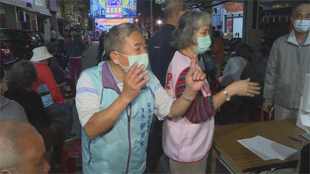 高雄鎮東里迎元宵　連續24年封街烤山豬