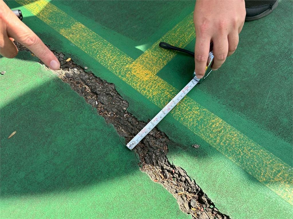 快新聞／頭份僑善國小球場破損嚴重　沈發惠邀集各單位現勘：持續向中央爭取經費