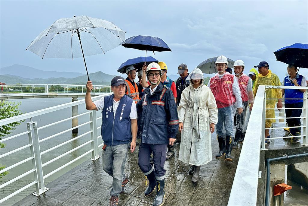 快新聞/丹娜絲暴風圈估16時觸高雄陸地 陳其邁視訊卓揆、冒雨視察美濃湖