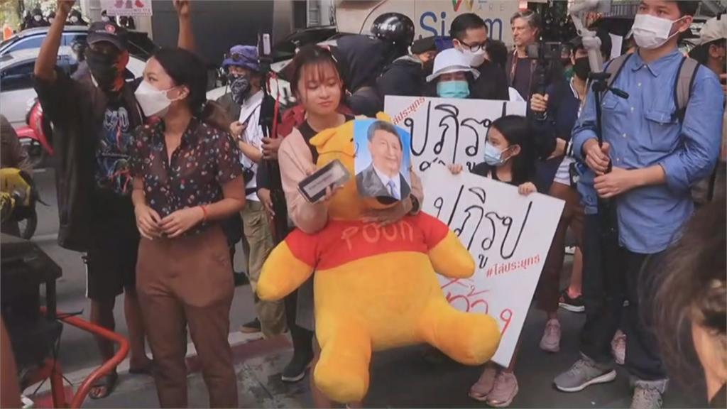 張忠謀抵曼谷將與各國交流　泰國民眾APEC會場舉「小熊維尼」抗中