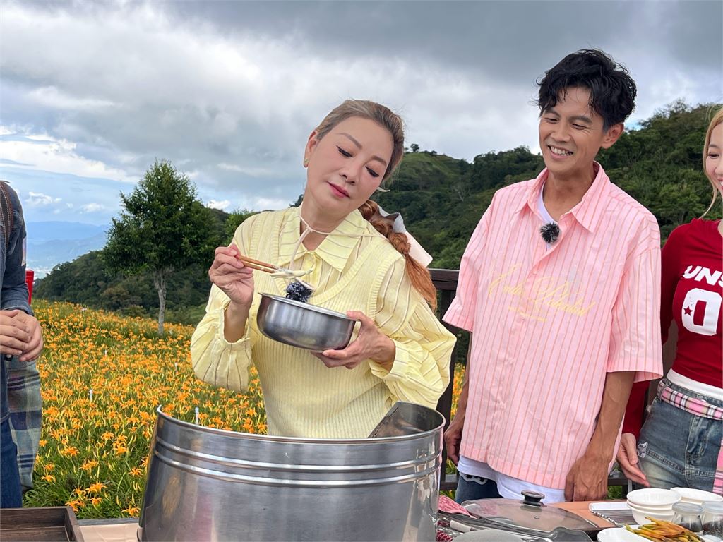 楊繡惠哭訴崎嶇陡峭溯溪讓她萌生辭職念頭！喝下花蓮「金針忘憂茶」忘記憂愁笑歪眾人