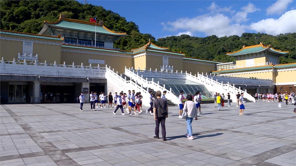 故宮研究大樓屋頂瓦片崩落「禿頭」　故宮：拚一個月內修繕完畢