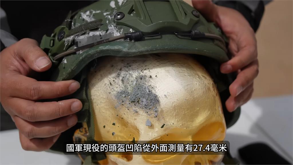 抗彈能力100分!網紅實測國軍頭盔「抗凹能力」 網看結果後諷:可憐啊