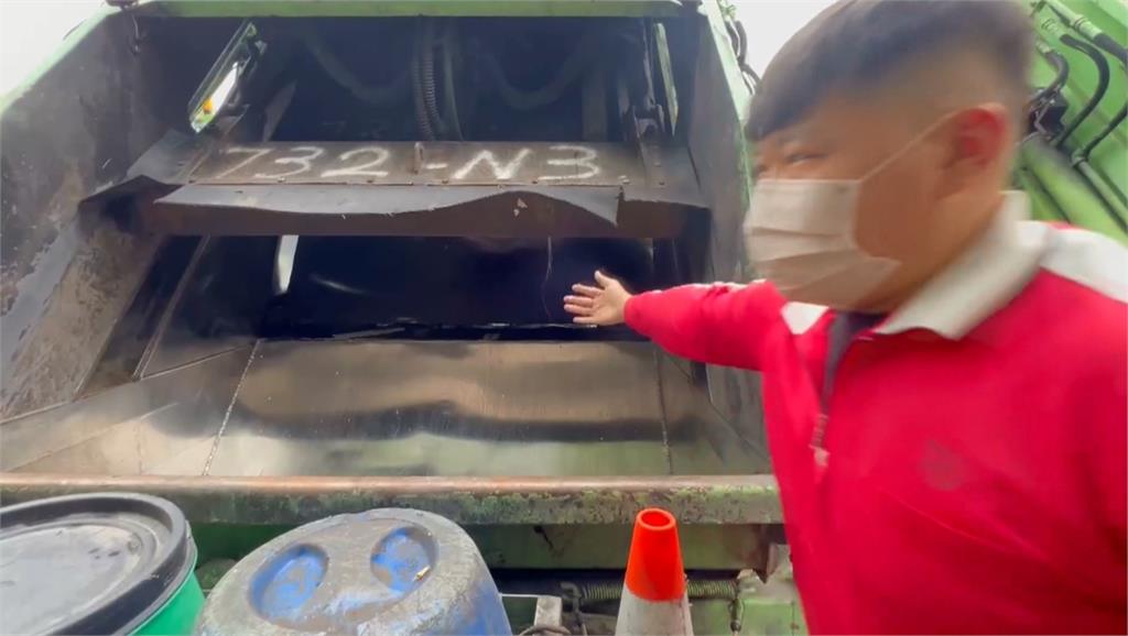 塑膠袋裝小孩書包防雨「被當垃圾丟」 媽媽一路狂追垃圾車