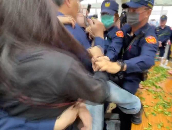 火爆抗爭!名間焚化爐二階環評會 自救會撒茶葉遭女抓住脖子