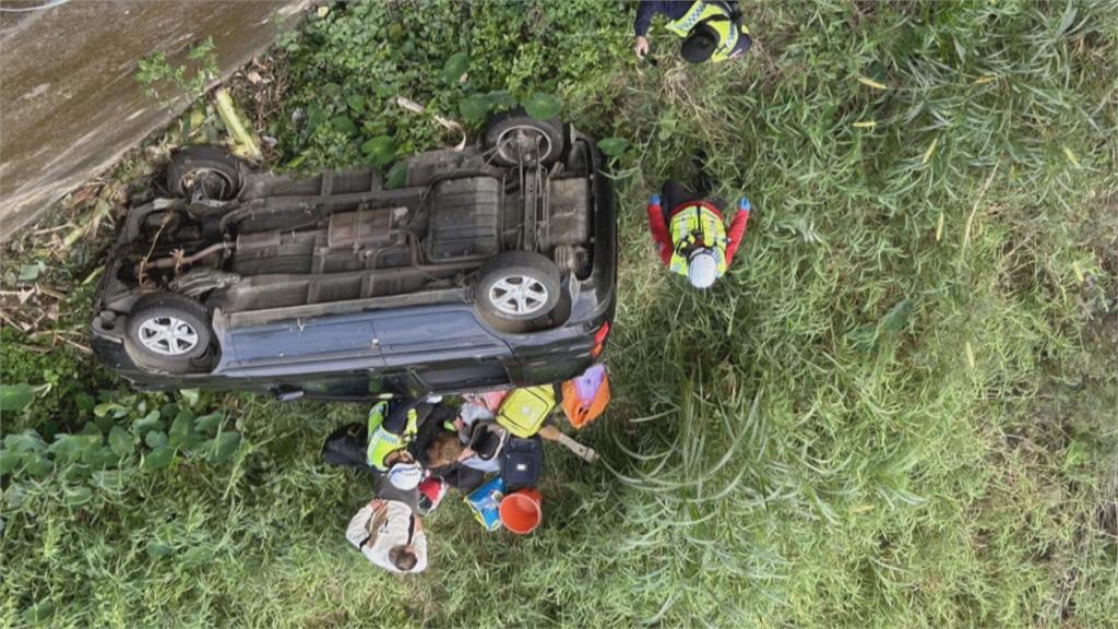 國道駕駛疑疲駕自撞噴火花　台１３線汽車墜橋下女駕駛手脫臼