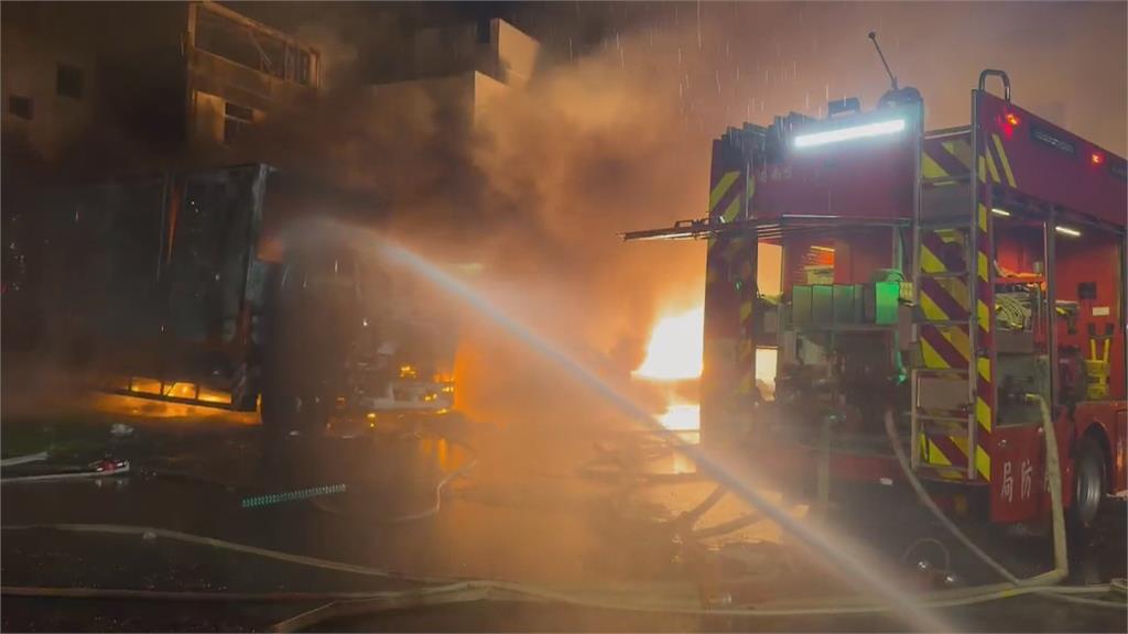 台南建築空地深夜爆出蕈狀雲　鎂土、廢油遇水釀二度爆炸13傷