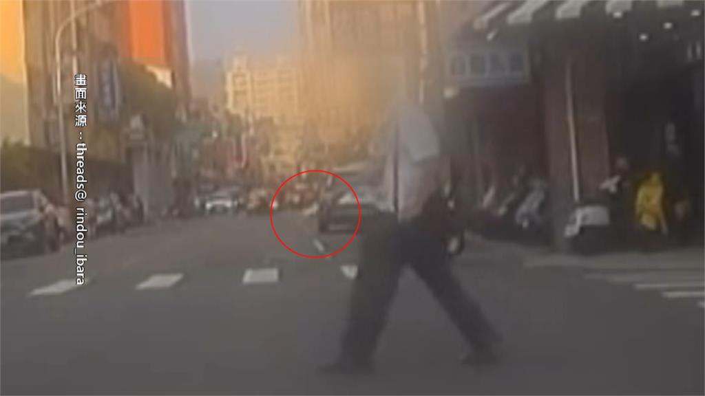 誤會？！台中男疑持刀過馬路　機車騎士全程直擊