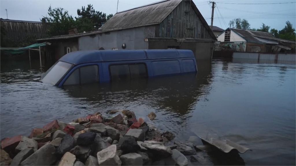 烏克蘭水壩潰堤一週　志工駕快艇救援受困動物