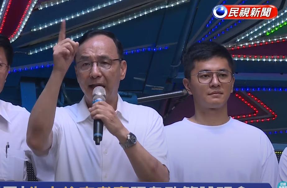 朱立倫宣講大螢幕驚見「女團火辣熱舞」直播全放送!全網看傻:這能播嗎