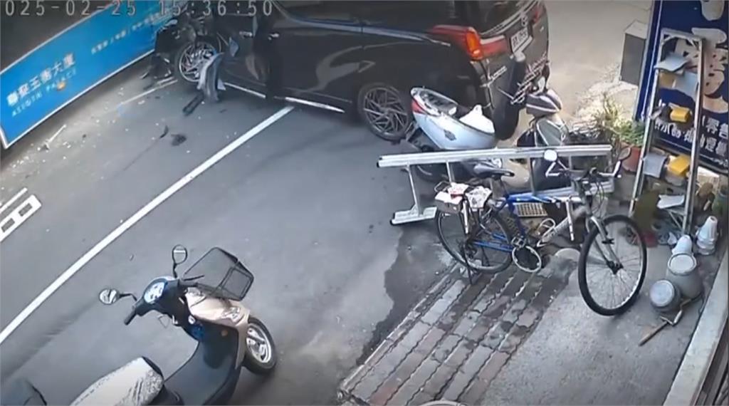 台中公車閃違停跨越雙黃線 百萬廂型車閃避不及撞破洞
