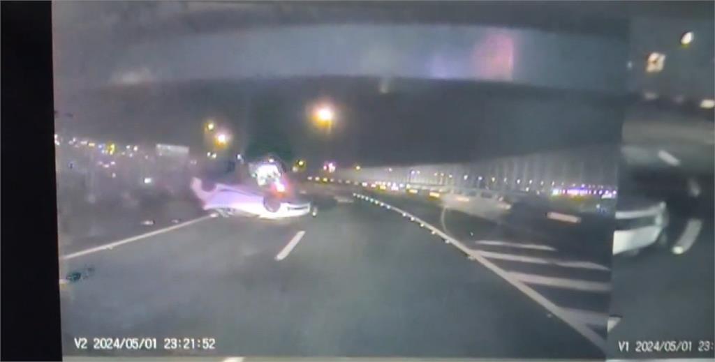 國道車輛翻覆未擺放警示牌 險釀二次追撞