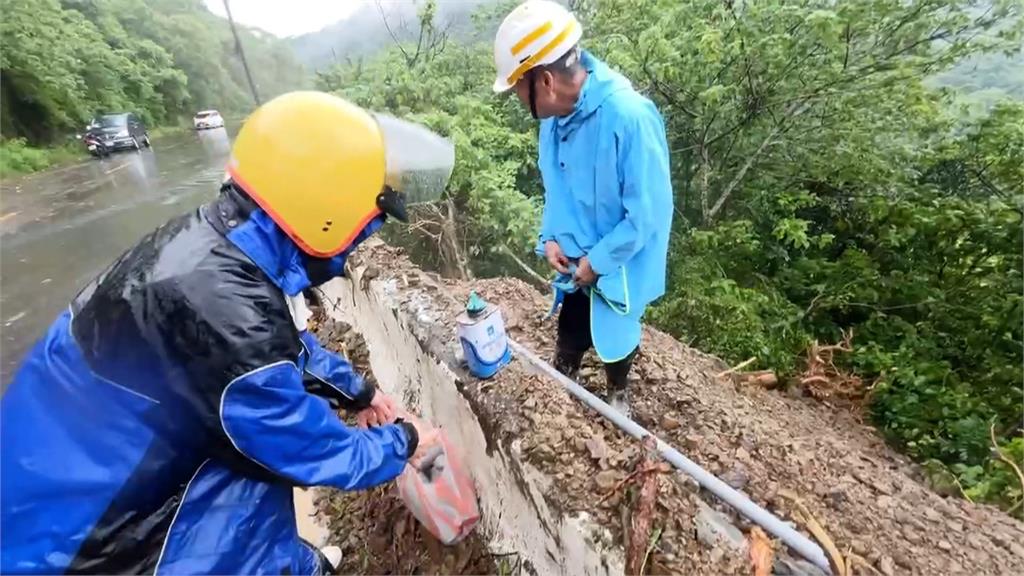 豪雨沖毀水源管線　台南南化居民冒雨碎石邊坡接管
