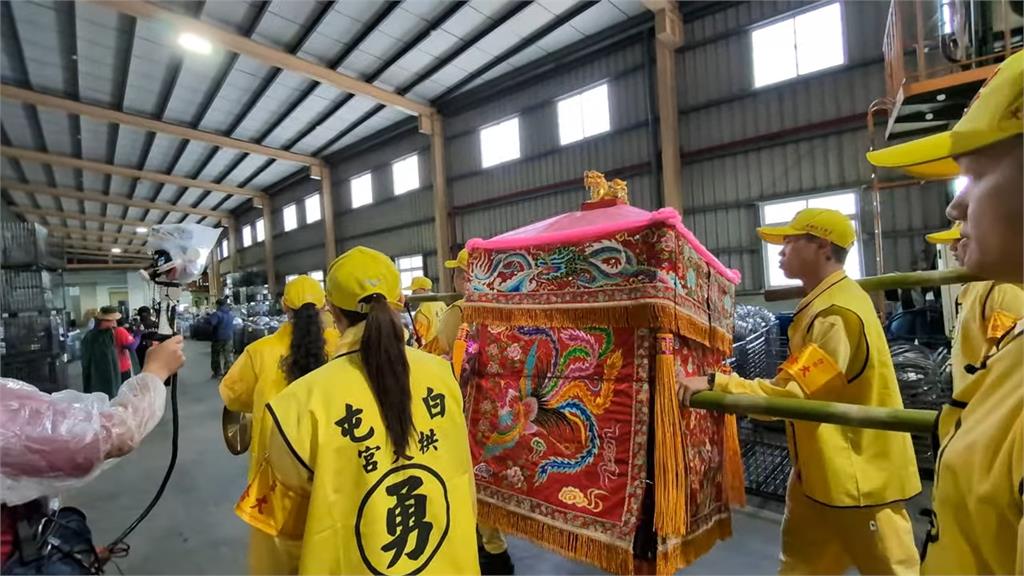 白沙屯媽祖8年4度入廠　「粉紅超跑突然掉頭」百位員工急下跪