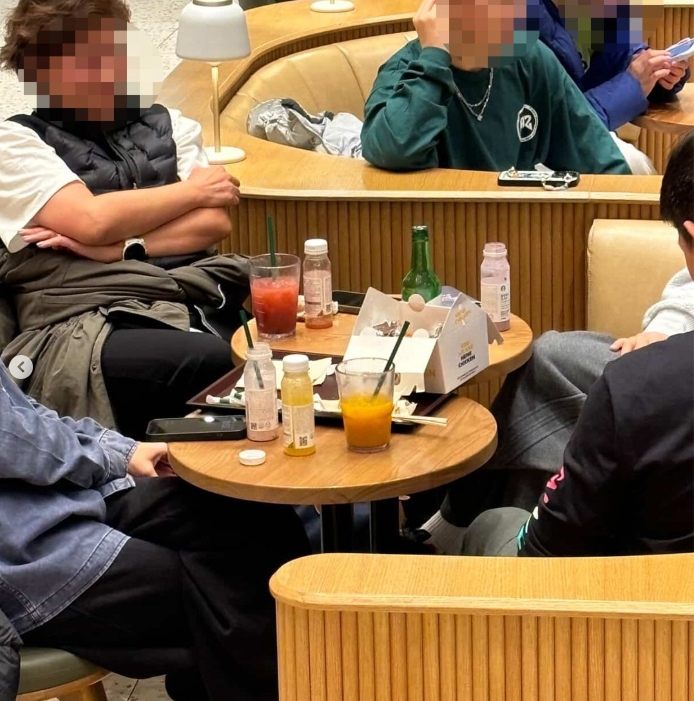 中國遊客「惡習」帶到南韓！在星巴克「狂嗑炸雞、喝燒酒」韓網批：沒教養