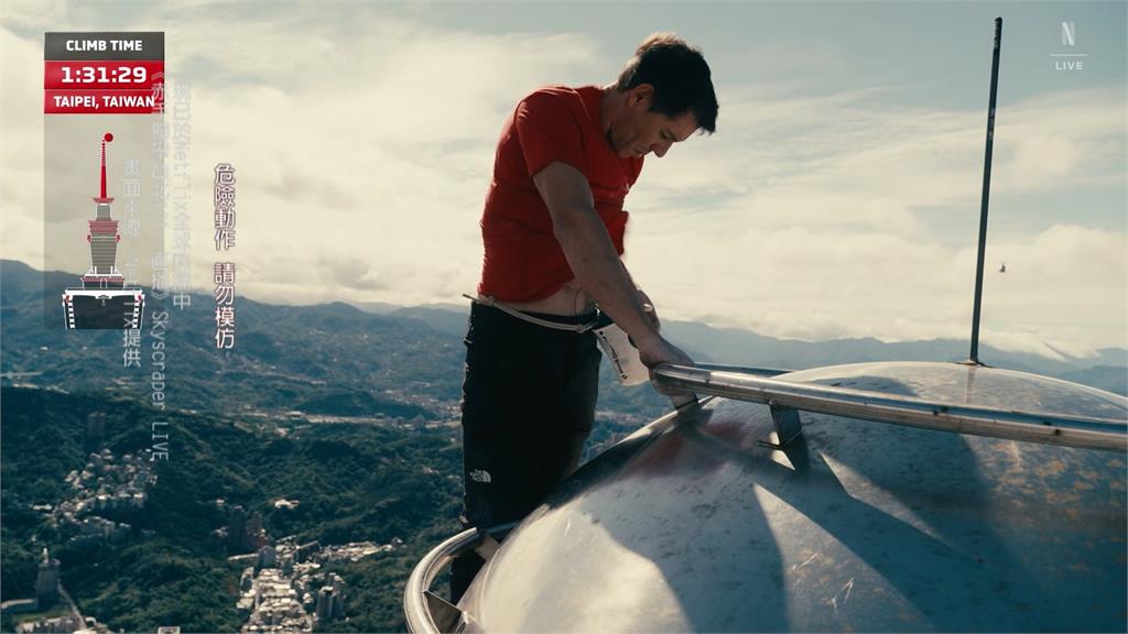 攀岩傳奇Alex偕妻離台返美 大批粉絲要求合照來者不拒!