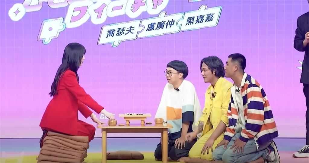 對手狂出奧步沒用!黑嘉嘉棋藝神輾壓「淡定飄仙氣」秒殺全場