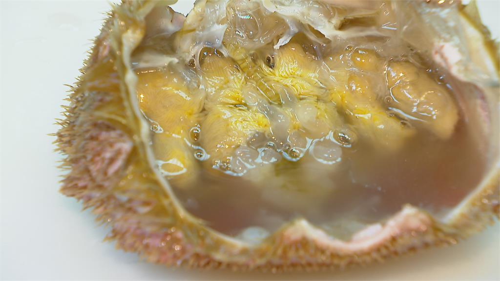 北海道石狩鍋結合鏘鏘燒 味噌加入奶油一起煮毛蟹