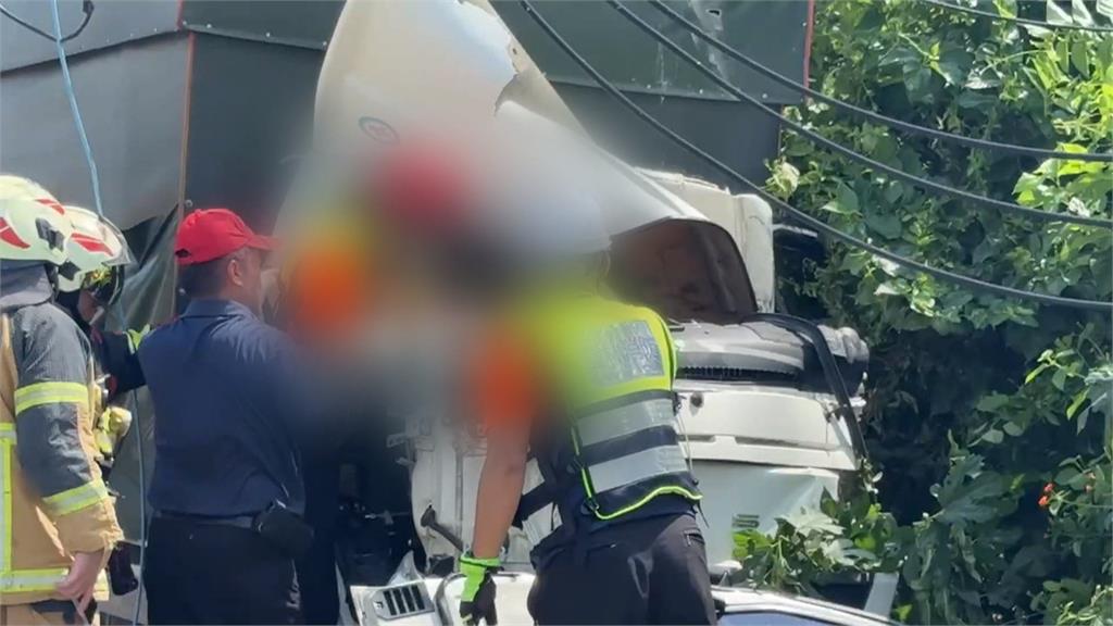 大貨車不明原因自撞電桿　駕駛受困1小時送醫仍不治