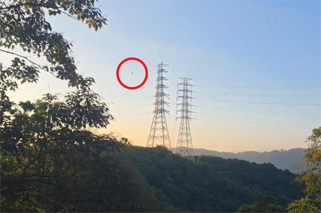 快新聞／詭！桃園龜山1男「神秘吊掛高壓電線」　警消今卸下遺體