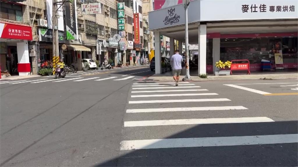 行人地獄！彰化休旅「切西瓜」險釀撞   害長輩跌坐在地
