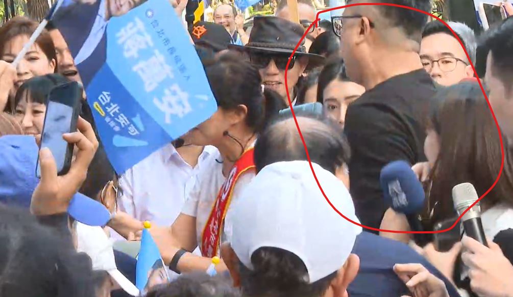 快新聞/蔣萬安陣營耍流氓?攝影師竟凶狠撞飛《民視》女記者 離譜畫面曝光了