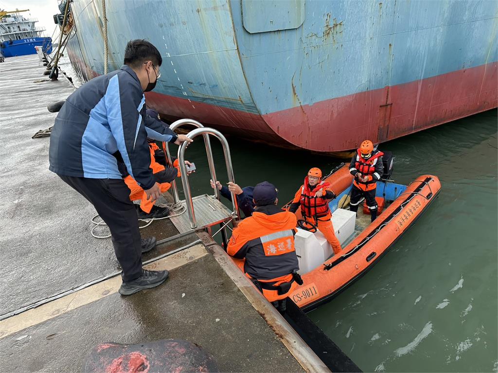 風浪大照樣下水！高科大28學生遭逼划獨木舟落海　她怒揭險死真相