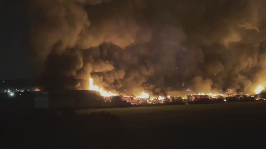 大村紙器工廠大火　烈焰沖天廠房燒到塌陷