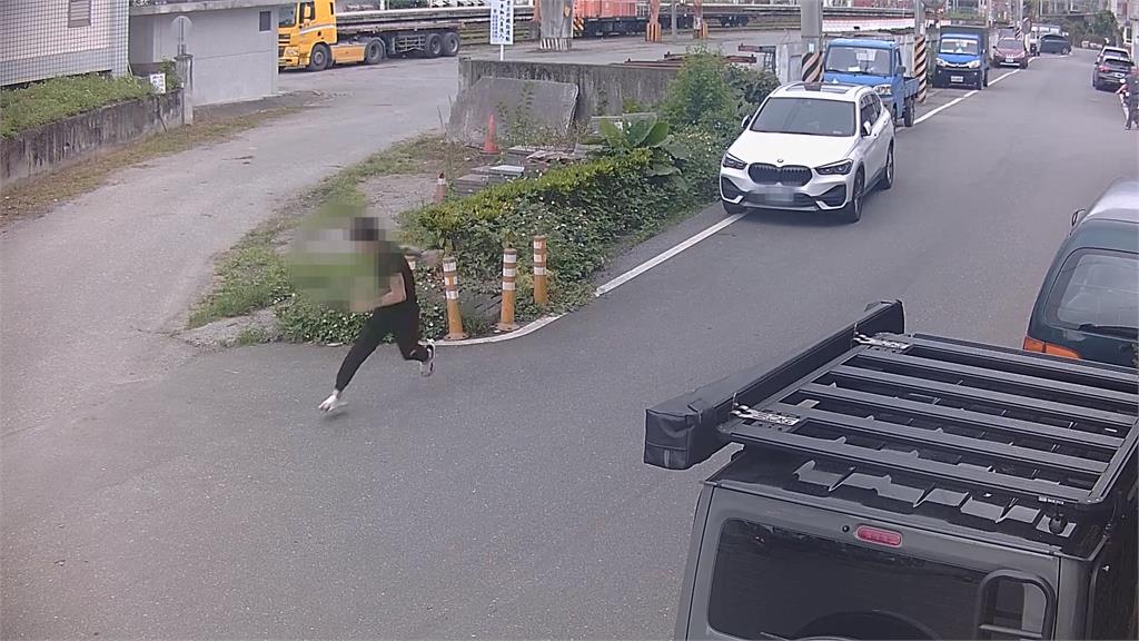 男帶妻小搭火車睡過站無處去 「睡進別人車過夜」又偷雜貨店