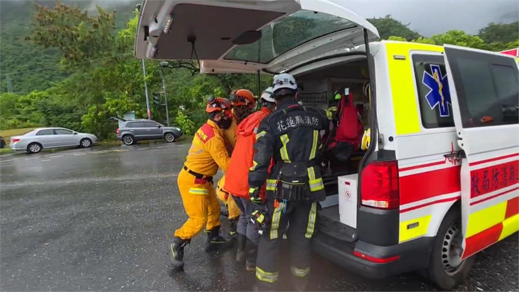 颱風天警車疑打滑自撞號誌桿　後座警重傷.嫌犯喪命