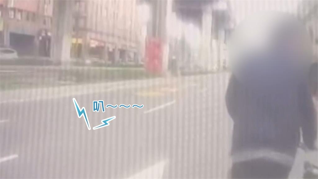 不滿騎YouBike被叭!男鬼切攔公車 雙方情緒激動「路上爆拉扯」