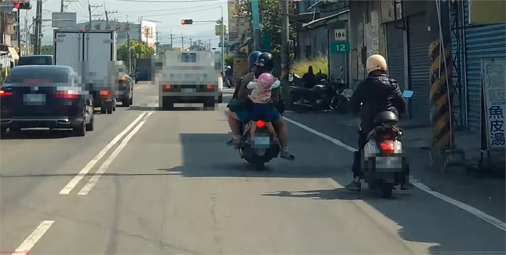 騎機車超危險三貼「孩童懸空晃動」單手抓嬤肩膀!誇張畫面網怒轟⋯警方出手了