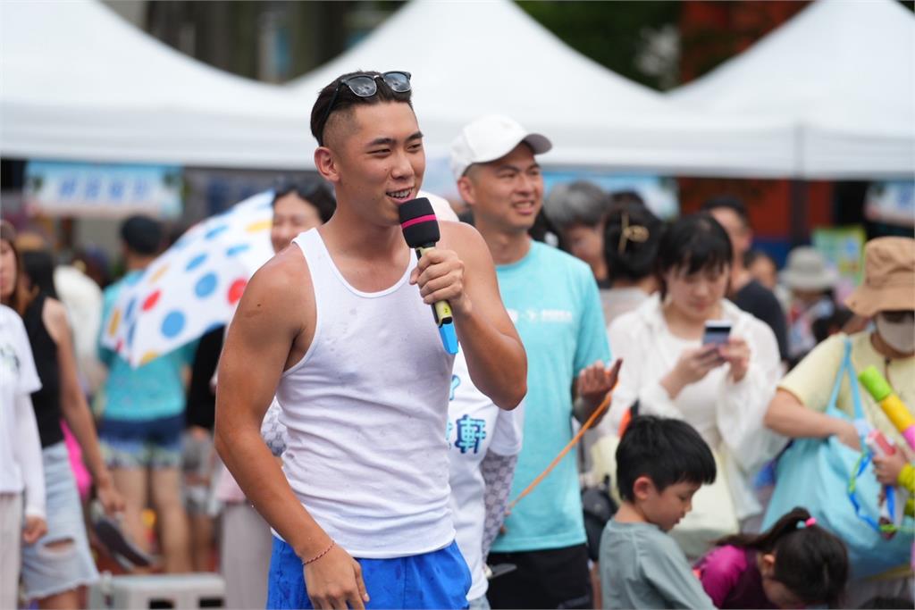 快新聞/出席水樂園活動 黃國昌一句開臭陳世軒:根本就是在對我嗆聲