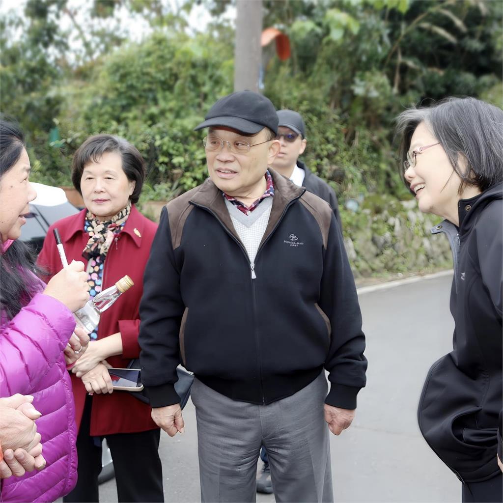 蘇貞昌神隱多時「轉行當攝影師」!「短髮辣妹」擺拍轉身竟是蔡英文…網猛放大
