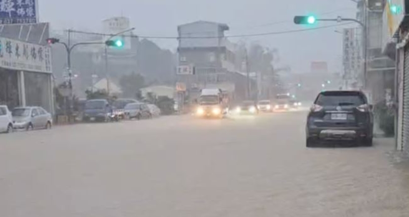 快新聞/苗栗淹水警戒!國3通霄匝道口水漫200公尺 車輛行經險象環生