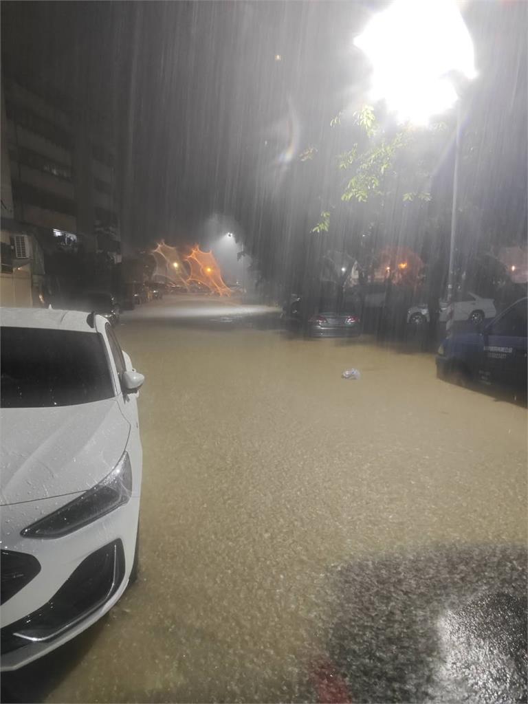 豪雨炸高雄美術館「淹水一級戰區」！30分鐘神速退水　網改口不罵了