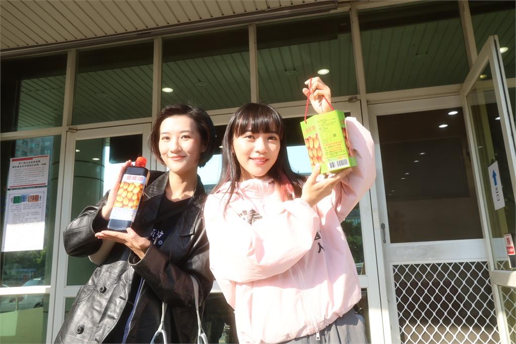 快新聞/黃捷搶頭香登記參選 胞妹當幸運女神陪同:一定帶來好運