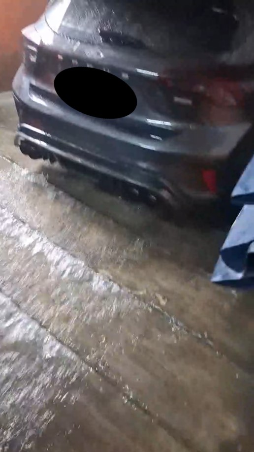 快新聞/大雨肆虐!昨晚宜蘭多地淹水 消防員划橡皮艇救人