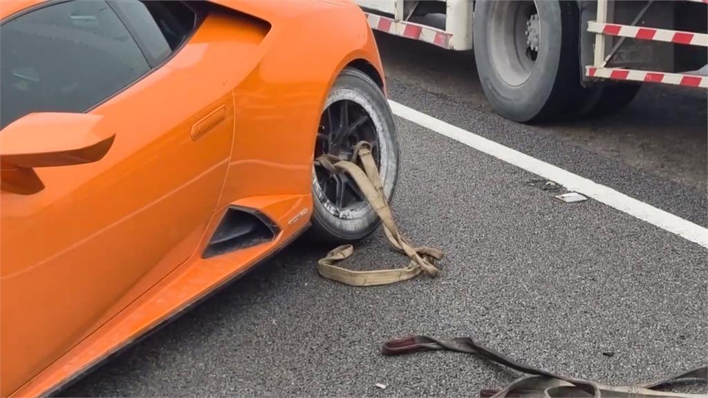 千萬「小牛」南下車聚國道自撞　駕駛:疑輾異物失控