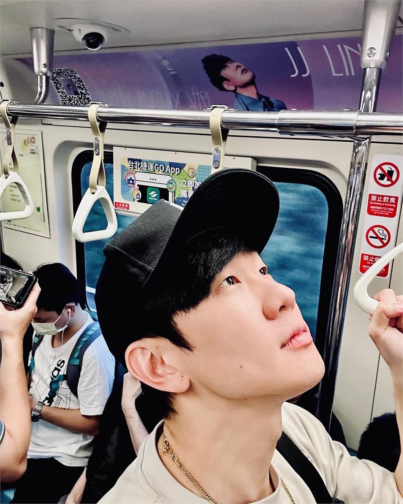 別再滑手機!林俊傑驚喜現身「北捷車廂」 粉絲看傻:乘客都沒發現?