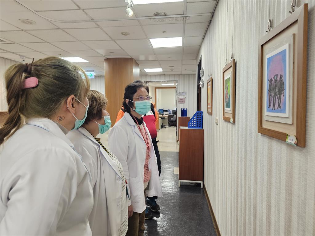 羅東聖母醫院辦聯合畫展　抗癌鬥士作品展現生命力