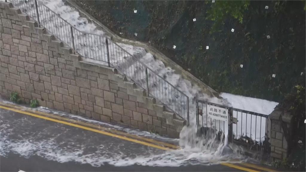 西南氣流襲香港單日雨量破紀錄 汽車淹到滅頂、緊急停課