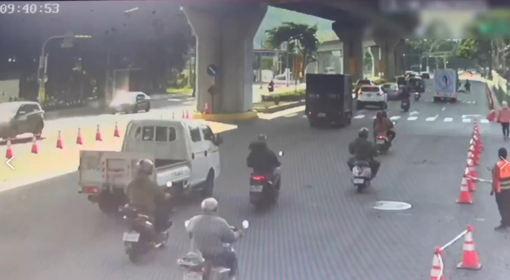 AAA頒獎典禮高雄世運登場 保母車不慎撞機車 騎士輕微擦挫傷