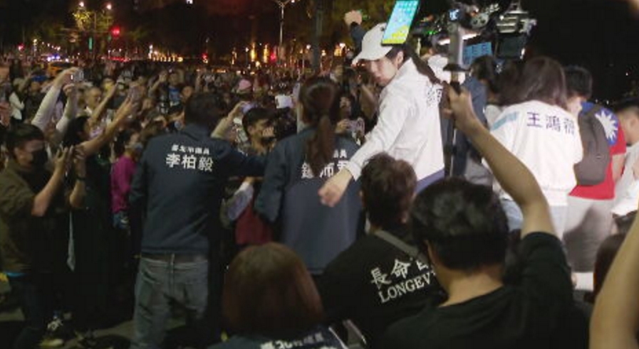 快新聞／藍委帶民眾拆柵欄衝北檢！驚險畫面曝　警方無奈喊：不要往前推